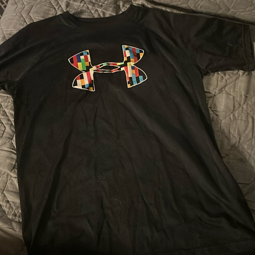 Boys Under armour athletic t size 10/12